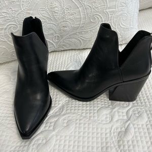 NWOT STEVE MADDEN Alyse Black Leather Boots